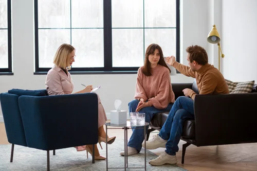 семейная пара у врача проходит лечение страхов и фобий